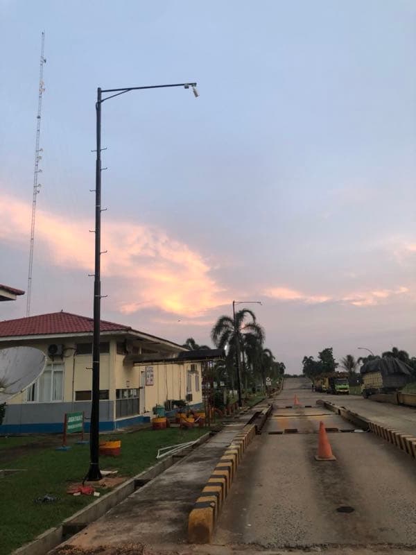 Pasang kamera CCTV outdoor di tiang 8 meter | Adi CCTV